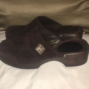 CHANEL brown suede wooden clog w/CC on heel & top